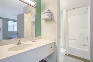 Bathroom sink - Tampa Inn Fairgrounds (Tampa)