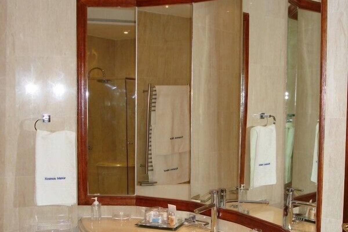 ميني بار ومساحة عمل للكمبيوتر المحمول ومكواة/لوح كي وواي فاي مجانًا