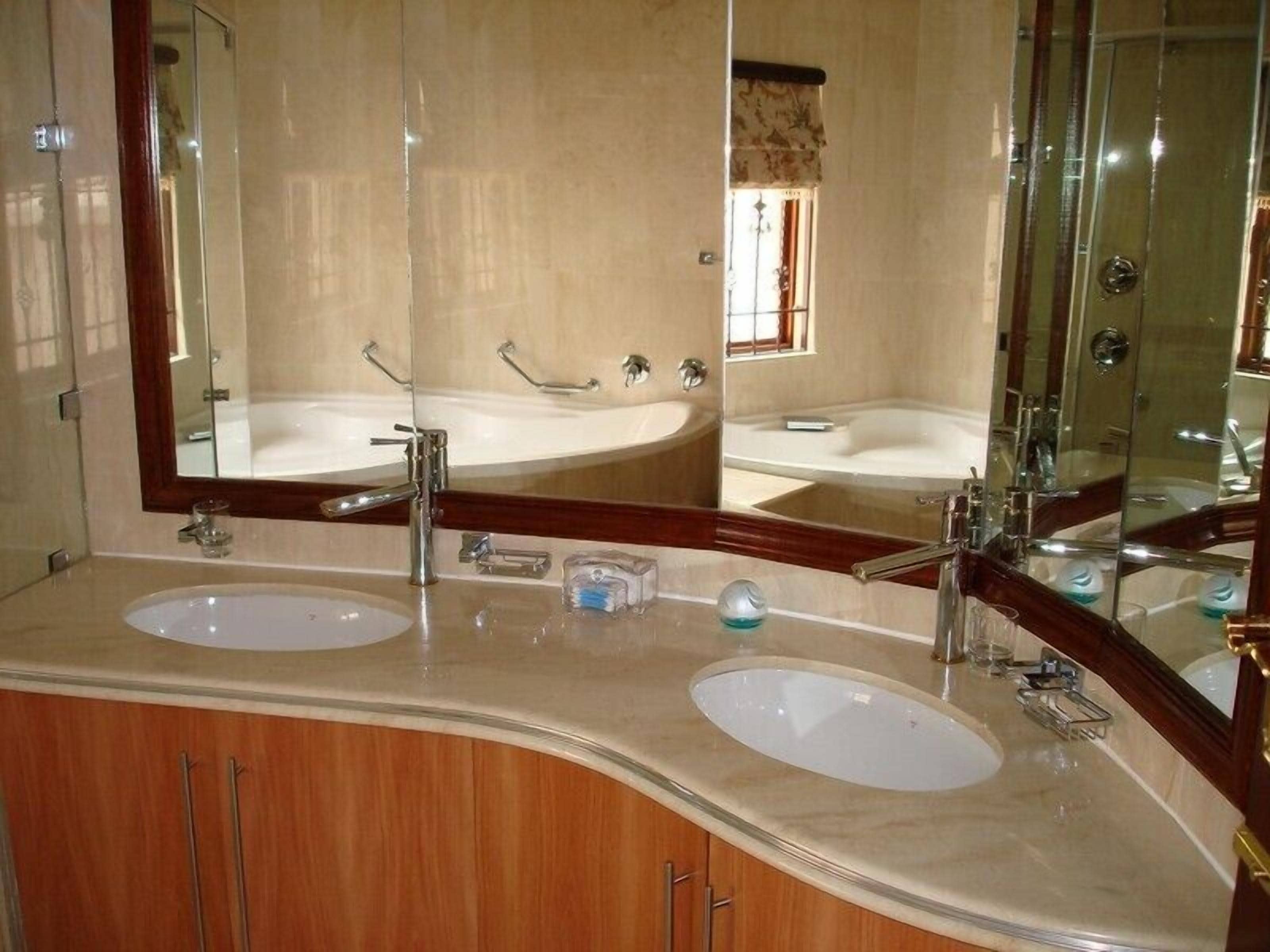 Presidential (5) | Bathroom | Free toiletries, hair dryer, soap, shampoo