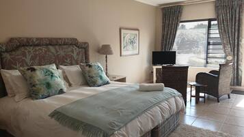 Deluxe Room | In-room safe, laptop workspace, blackout drapes, iron/ironing board