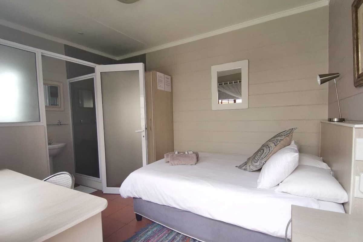 Ropa de cama de alta calidad y caja de seguridad en la habitación