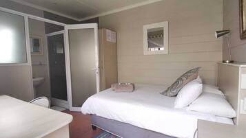 Kamar Single | Seprai premium, brankas, meja kerja, dan ruang kerja ramah laptop