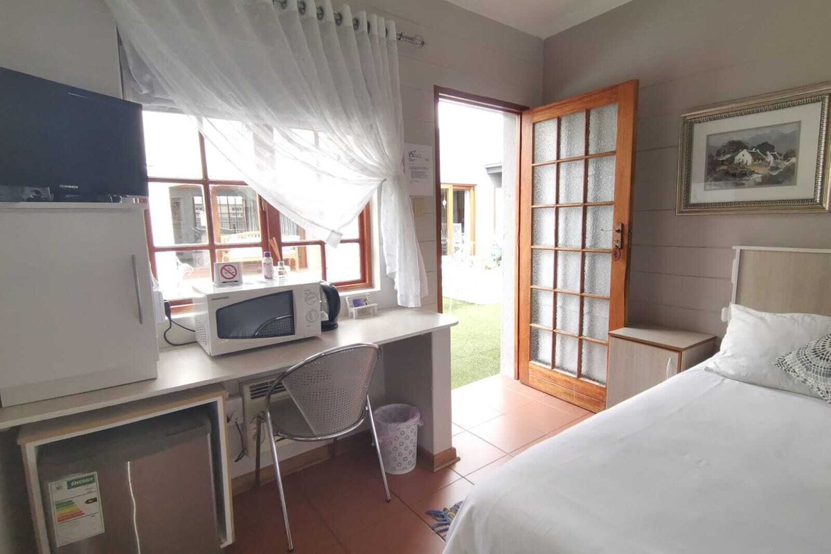 Premium bedding, in-room safe, desk, laptop workspace