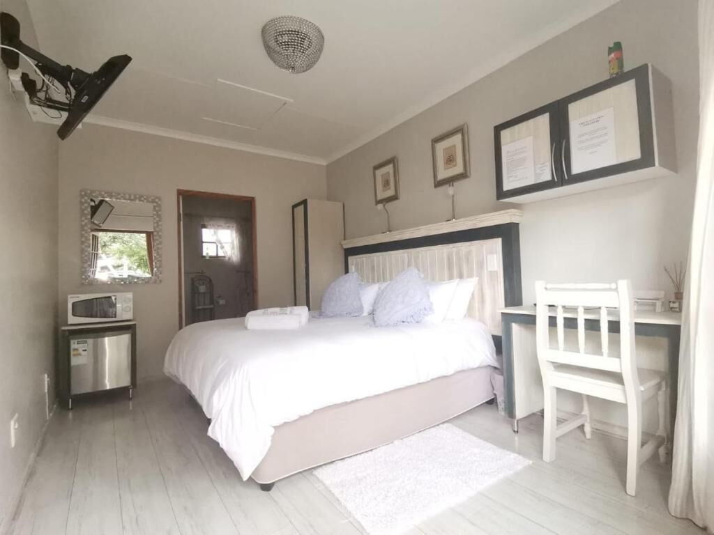 Roupas de cama premium, cofres nos quartos, escrivaninha