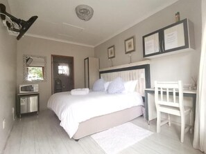Premium bedding, in-room safe, desk, laptop workspace
