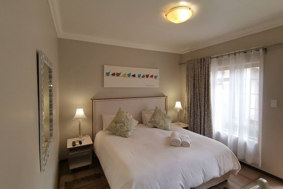 Peralatan tempat tidur premium, peti besi dalam bilik, meja 