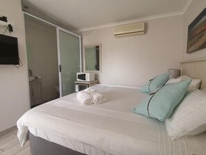 Premium bedding, in-room safe, desk, laptop workspace - Rene's Guest House (Siyancuma)