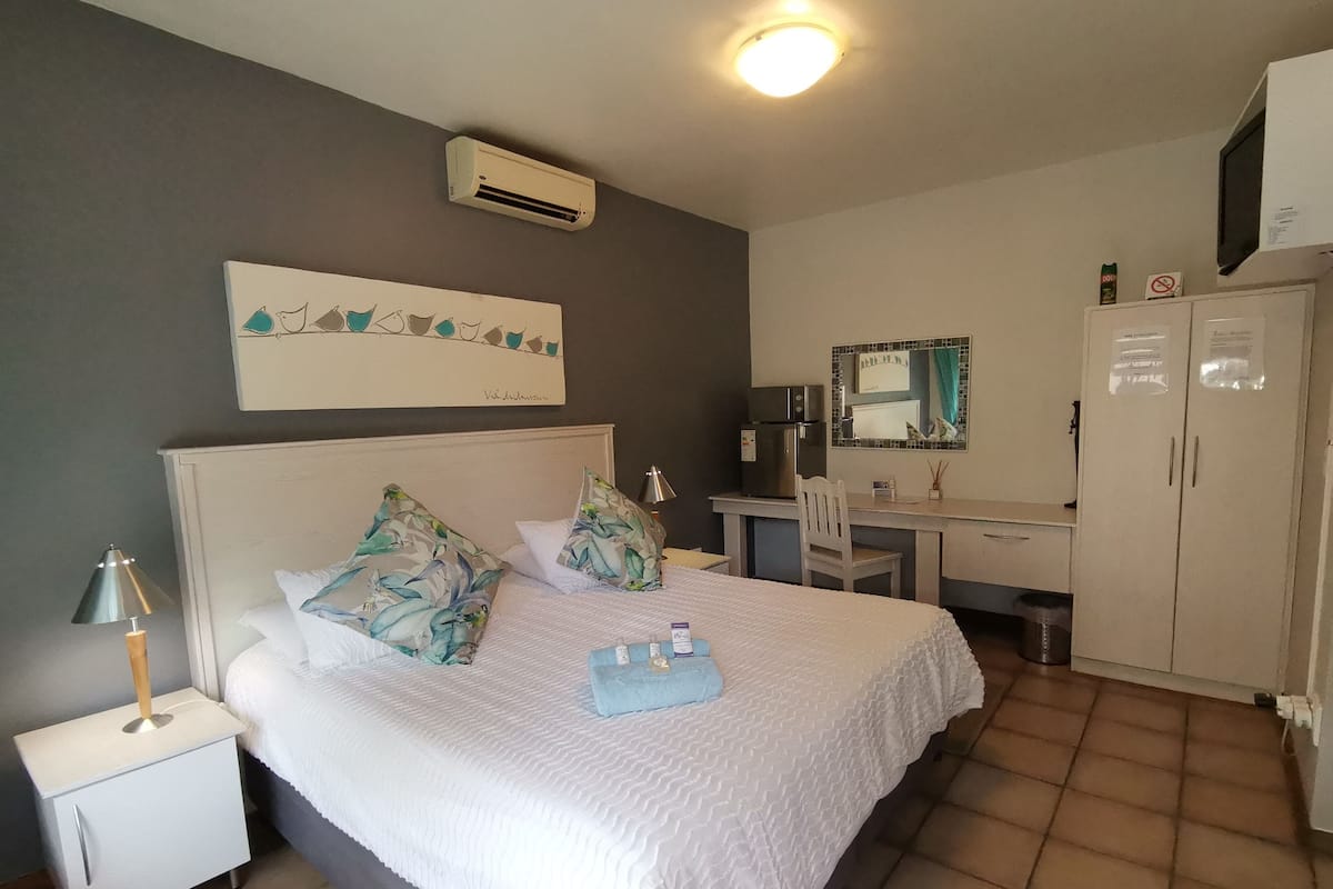 Ropa de cama de alta calidad y caja de seguridad en la habitación