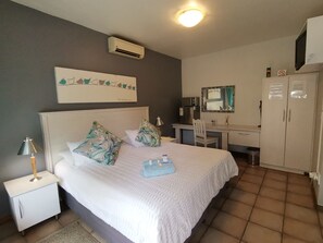 Premium bedding, in-room safe, desk, laptop workspace - Rene's Guest House (Siyancuma)