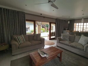 Flat-screen TV - Rene's Guest House (Siyancuma)