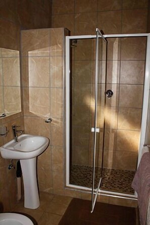 Free toiletries, towels - Vhafamadi Bed and Breakfast (Thohoyandou)