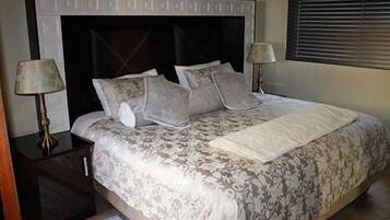 Minibar, Zimmersafe, Schreibtisch, Bügeleisen/Bügelbrett