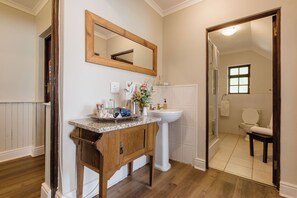 Familienzimmer | Badezimmer | Kostenlose Toilettenartikel, Handtücher