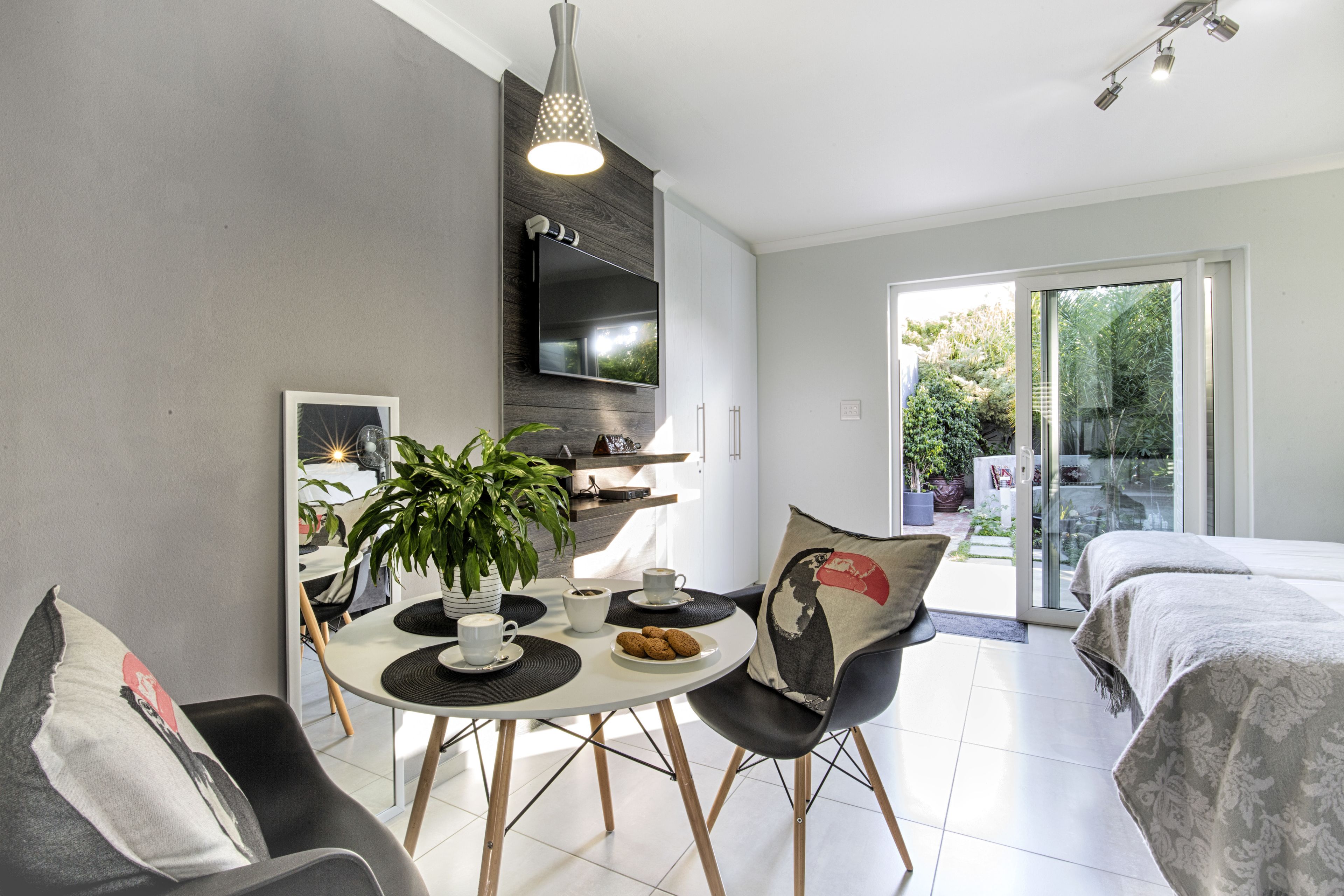 Luxury Suite, 2 Twin Beds | In-room dining