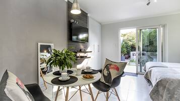 Luxury Suite, 2 Twin Beds | In-room dining