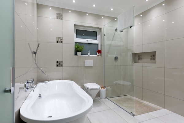 Grand Suite, 2 Twin Beds | Bathroom | Hair dryer, towels
