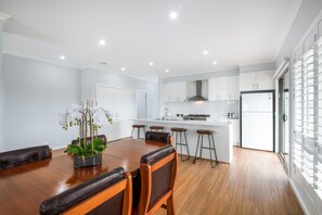 Luxury-Haus | Essbereich im Zimmer