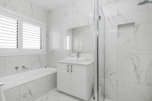 Luxury House | Bilik Mandi | Pancuran mandi, kelengkapan dandanan diri percuma, pengering rambut 