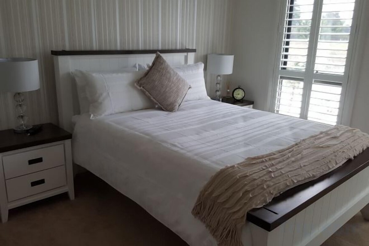 Roupas de cama premium, frigobar, cofres nos quartos