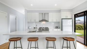 Luxe huis | Privékeuken | Een koelkast, een microgolfoven, een koffiezetapparaat/waterkoker