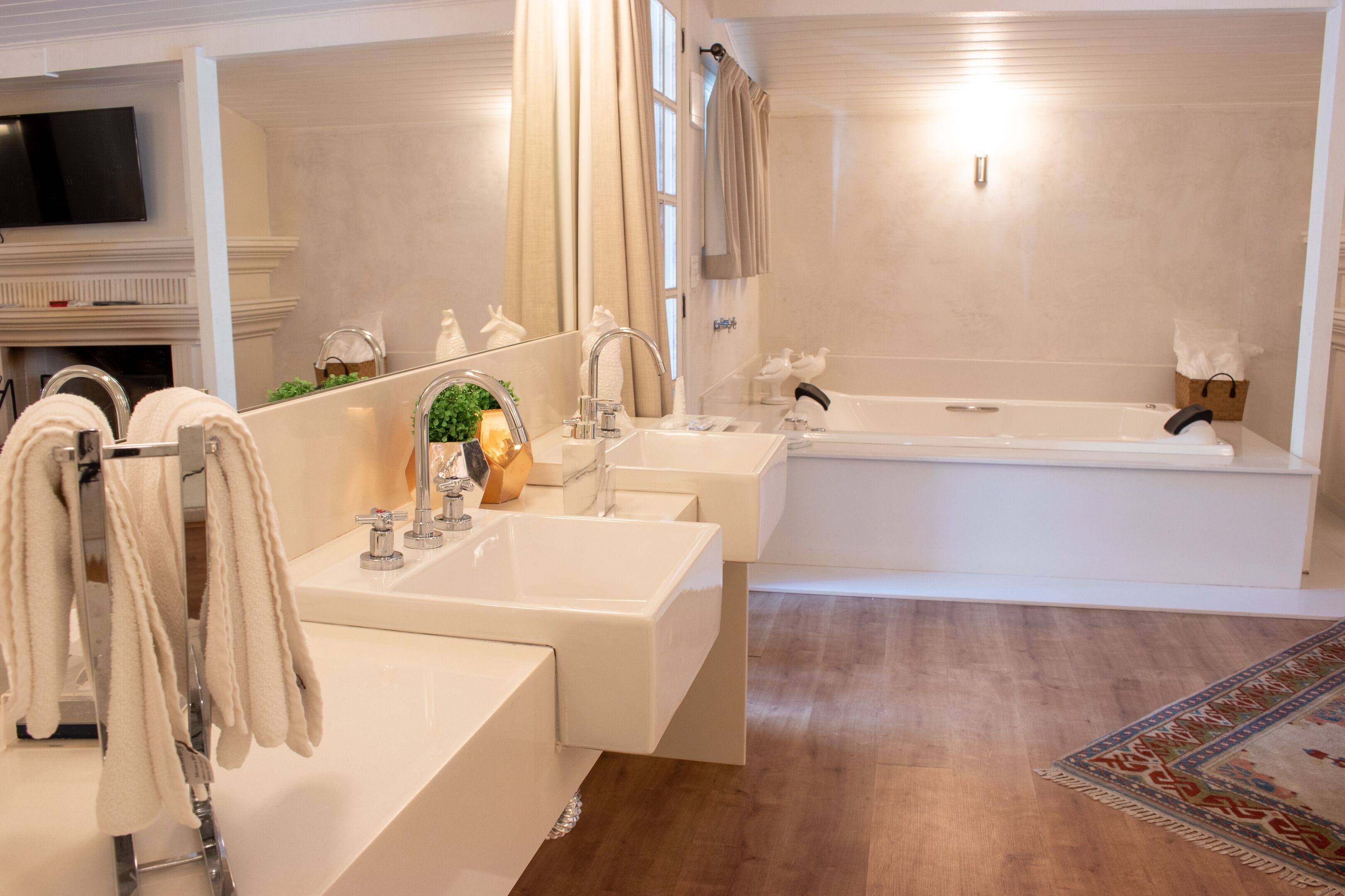 premium suite, hot tub | deep-soaking bathtub