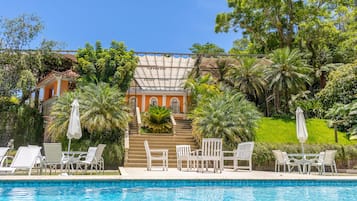 Piscina a l'aire lliure, para-sols i gandules