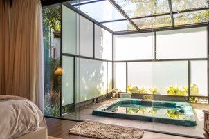 Ropa de cama de alta calidad y minibar 