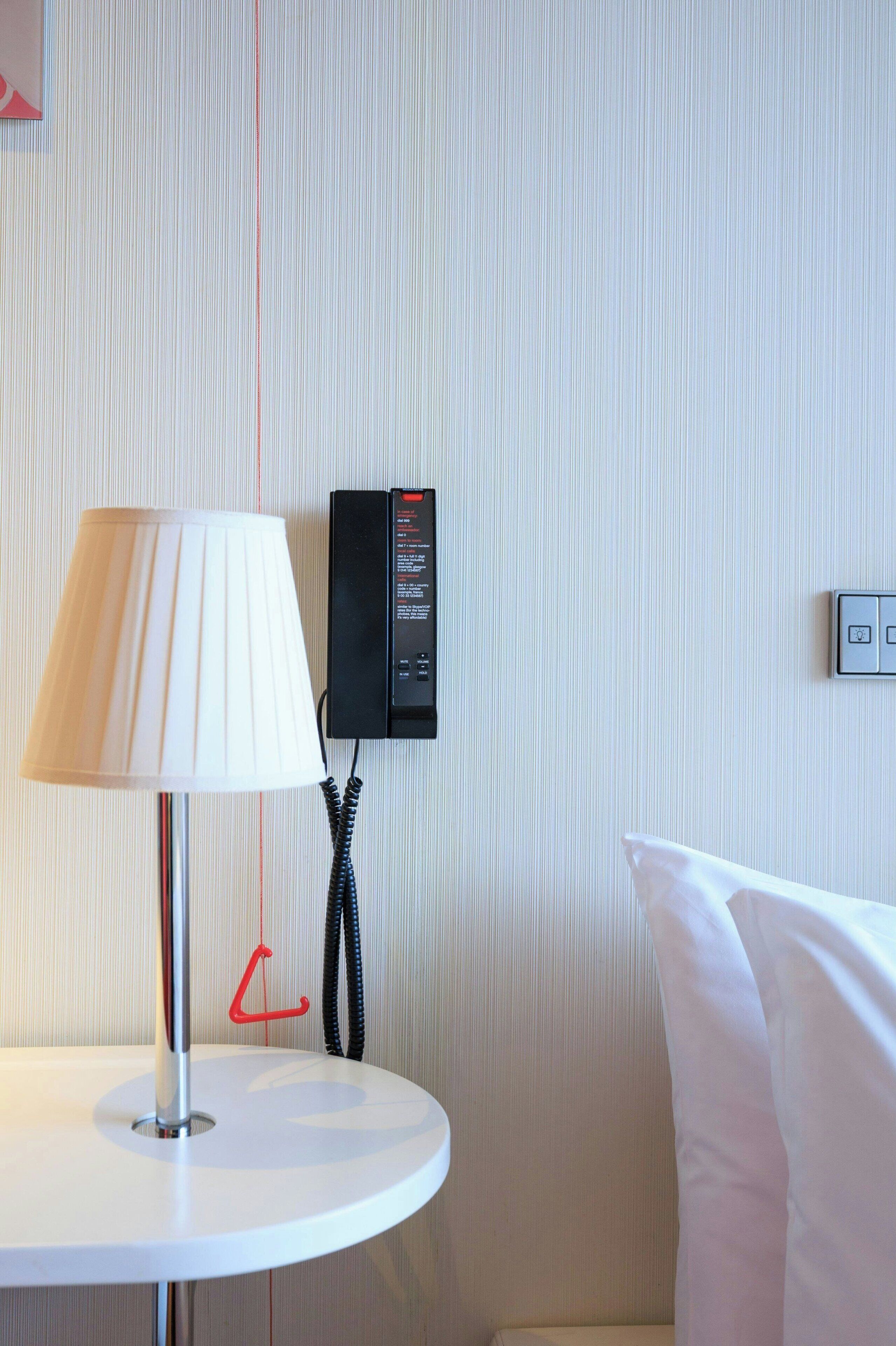 Kamar, 1 Tempat Tidur King (Mobility Accessible, Roll-In Shower) | Seprai premium, bantalan ekstra lembut, brankas, dan meja kerja