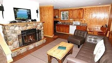 House, 4 Bedrooms | Living area