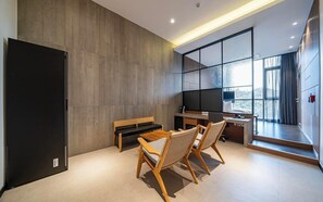 Suites Terrace Double (Over 36 month old surcharge 20000 KRW, Breakfast Included) | Area soggiorno | TV a schermo piatto