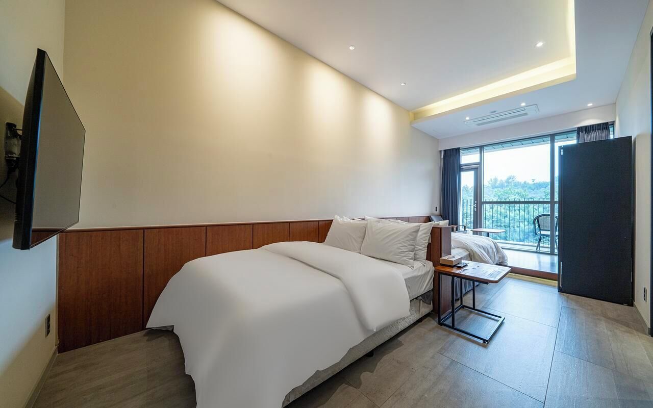 Corner Suites Twin (Over 36 month old surcharge 20000 KRW, Breakfast Included) | Desk, blackout drapes, free WiFi