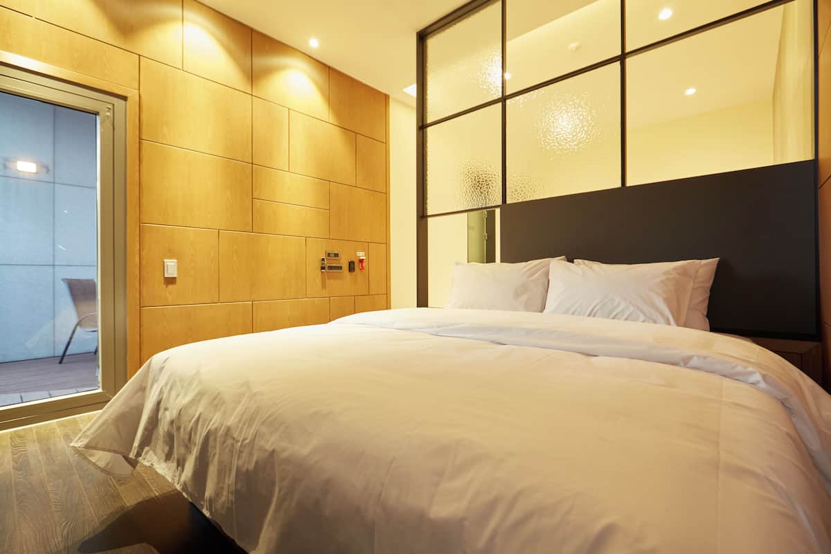 Suites Terrace (Over 36 month old surcharge 20000 KRW, Breakfast Included) | Una scrivania, tende oscuranti, Wi-Fi gratuito