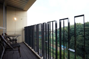 Corner Suites (Over 36 month old surcharge 20000 KRW, Breakfast Included) | Terrace/patio - Allee Hotel (Yongin)