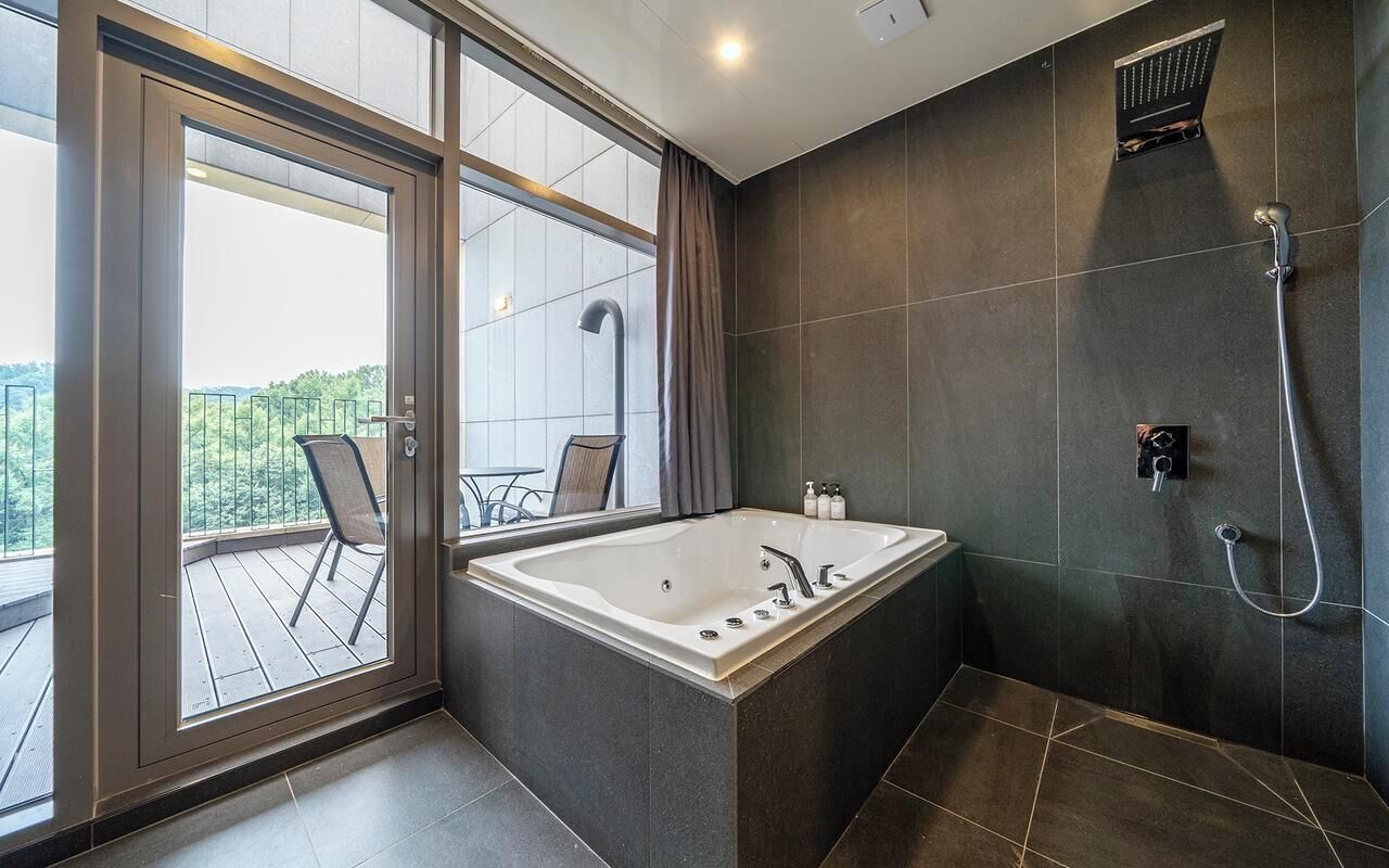 Suites Terrace Double (Over 36 month old surcharge 20000 KRW, Breakfast Included) | バスルーム | 個別の浴槽とシャワー、バスアメニティ (無料)、ヘアドライヤー、バスローブ