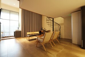 스위트 듀플렉스 (성인 2인 초과 36개월 이상 1박당 1인 20000원 추가 요금 발생, 조식 포함) | 거실 공간 | 평면 TV