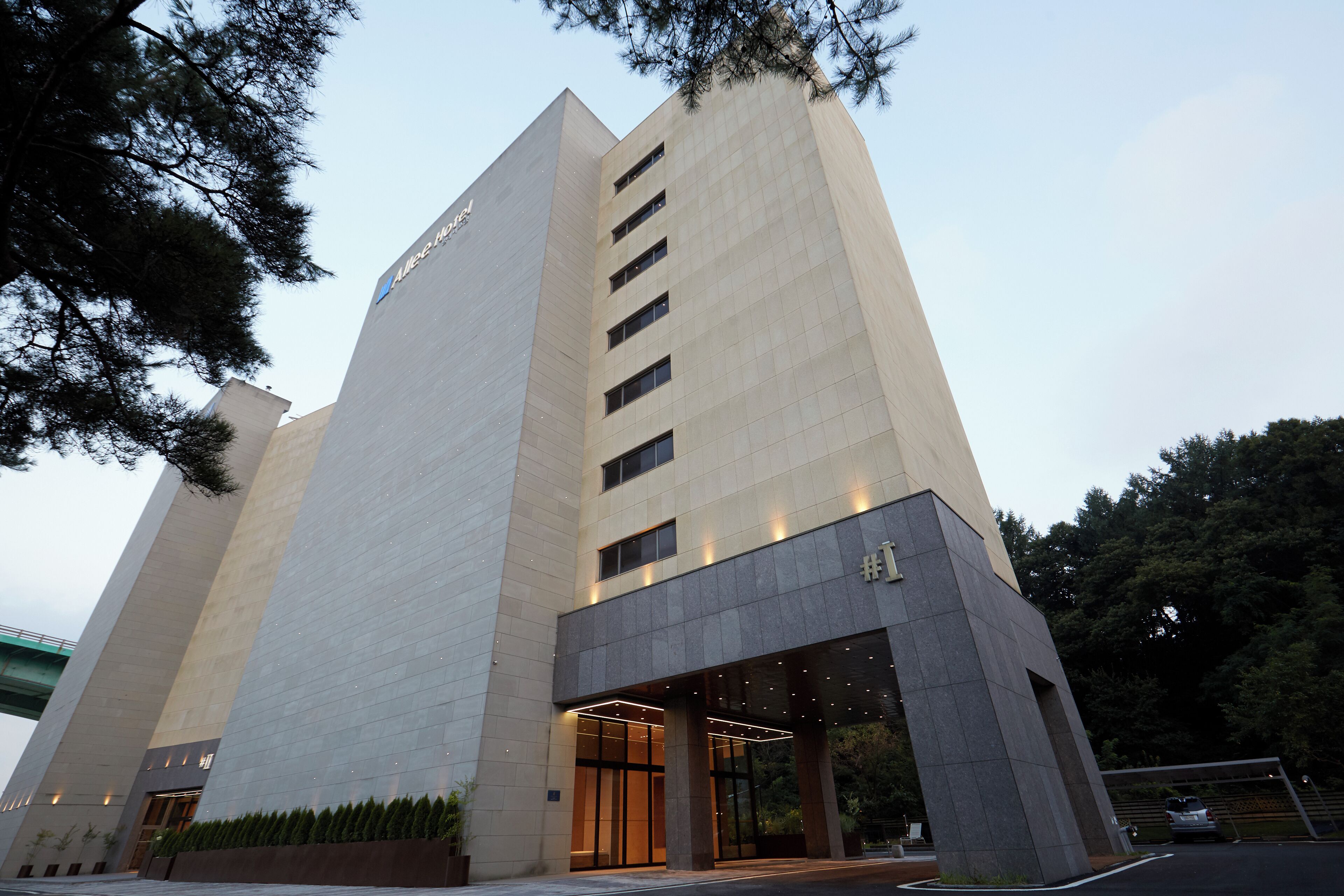 Vista frontal de la propiedad