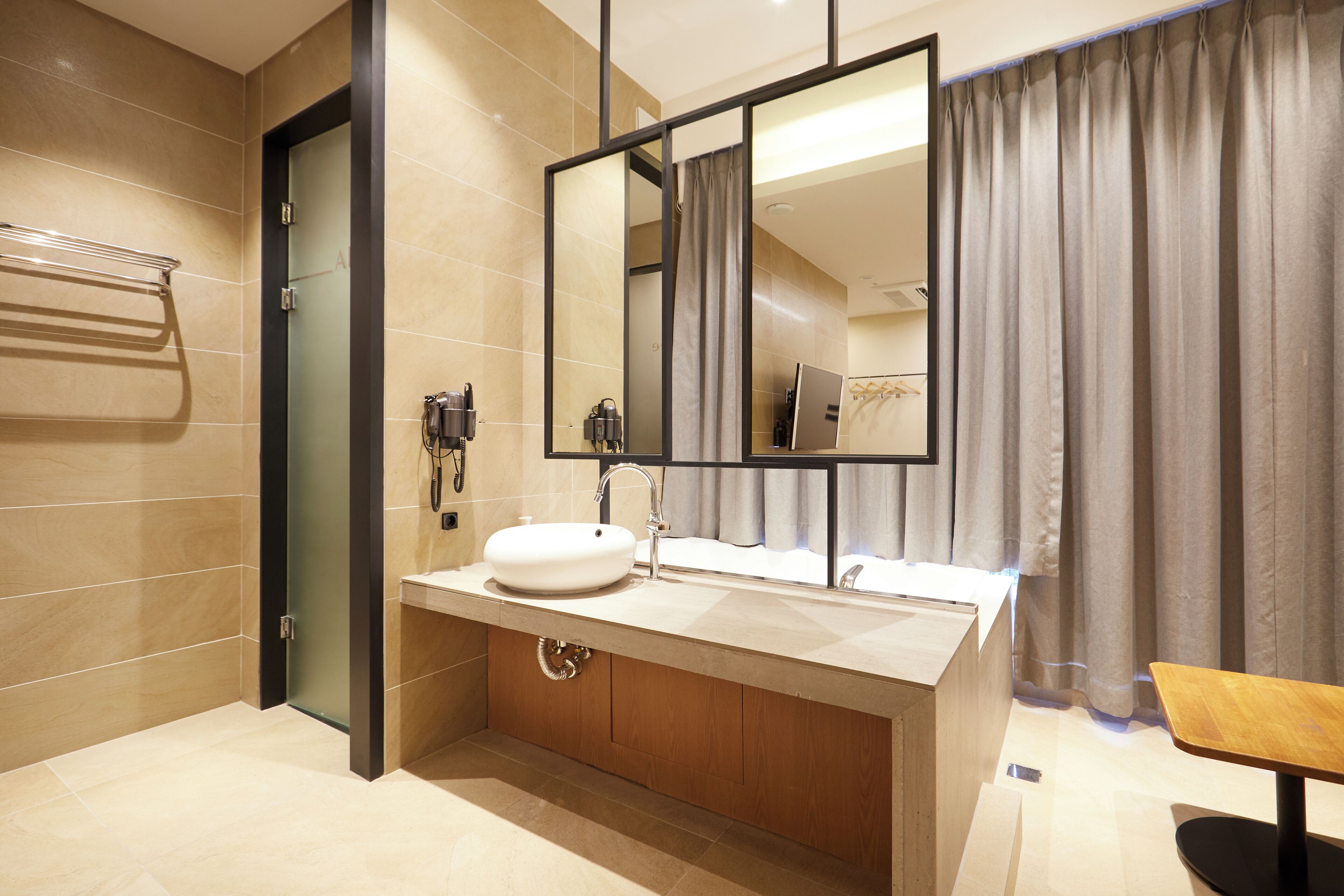 Corner Suites (Over 36 month old surcharge 20000 KRW, Breakfast Included) | Bathroom | Separate bathtub and shower, free toiletries, hair dryer, bathrobes
