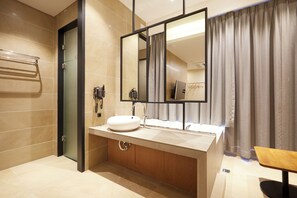 Corner Suites (Over 36 month old surcharge 20000 KRW, Breakfast Included) | Bathroom - Allee Hotel (Yongin)