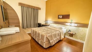 Habitación triple estándar, 1 cama matrimonial, con acceso para personas discapacitadas | Minibar, caja de seguridad en la habitación y decoración personalizada