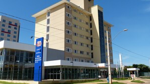 A hotel with a modern design, featuring a prominent blue sign with the hotel's name and amenities. - Hotel 10 Palmas (Palmas)