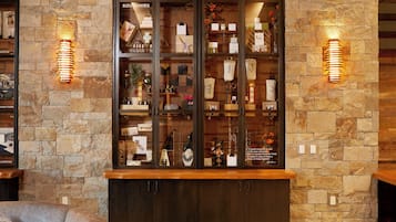 Un mur en pierre surmonté d’une vitrine contenant divers objets.