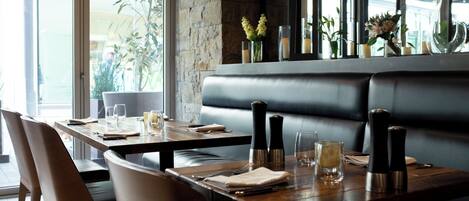 2 restaurants, breakfast, lunch, dinner served; American cuisine