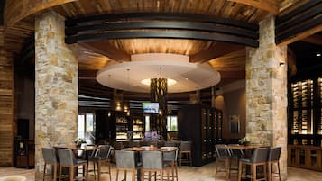 2 restaurants, breakfast, lunch, dinner served; American cuisine