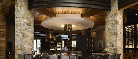 2 restaurantes, se sirven desayunos, comidas, cenas y cocina americana