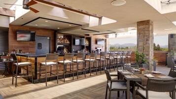 2 bars/lounges, rooftop bar