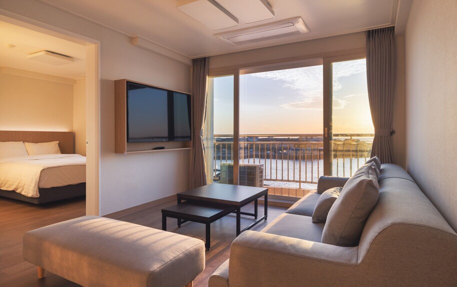 Kensington Resort Jeju Hanlim exact-property Ocean View Suite 客廳實景
