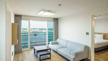 Kensington Royal Suite Ocean | Beach/ocean view