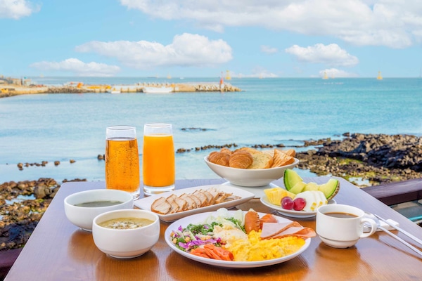 Petit déjeuner buffet servi tous les jours en supplément