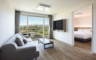 Kensington Deluxe Mountain | Living area | 40-inch TV with cable channels, heated floors