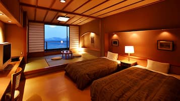 Habitación, vista al océano (Japanese Western Style) | Caja de seguridad en la habitación y escritorio